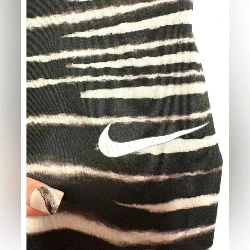 NIKE PRO BLACK AND WHITE STRIPED CROPPED CAPRI LEGGINGS - Picture 4 of 6